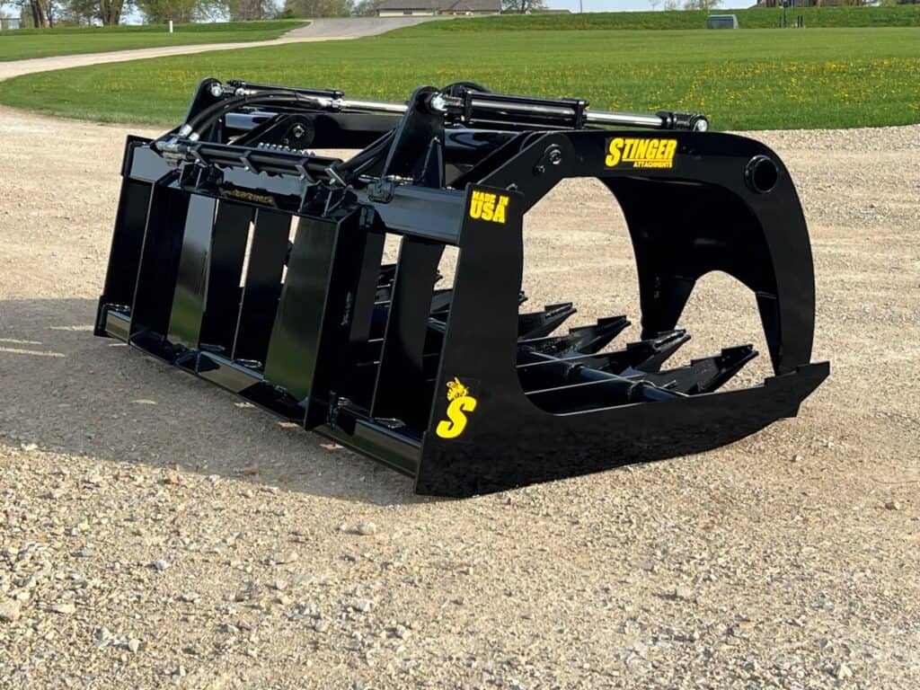 Stinger RTG grapple angled view showing wide opening jaws and reinforced side plates for brush handling