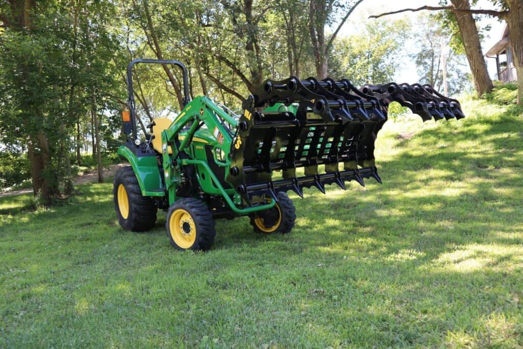 Stinger Attachments | CCG Compact Tractor Clam Grapple