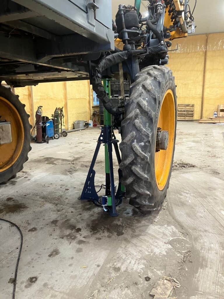 ECHO 20 ton pneumatic sprayer jack supporting agricultural sprayer during maintenance