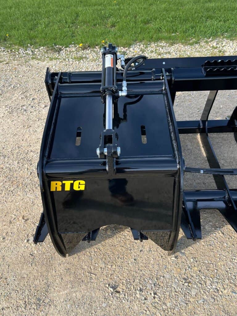 Stinger RTG grapple angled view showing wide opening jaws and reinforced side plates for brush handling