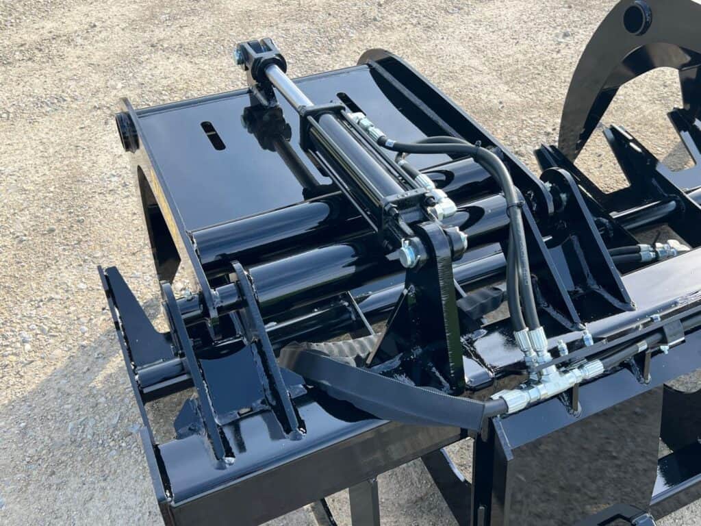Stinger RTG grapple top angle showing dual cylinders and lid movement design for even clamping force