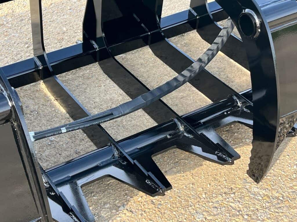 Stinger RTG grapple top view showing hydraulic cylinder and grapple lid design for secure material control