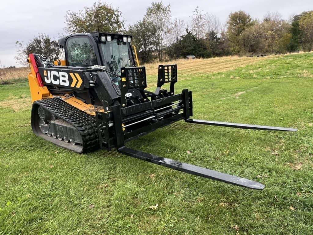 Left side view of Stinger PF3H 72 inch hydraulic pallet forks on JCB teleskid