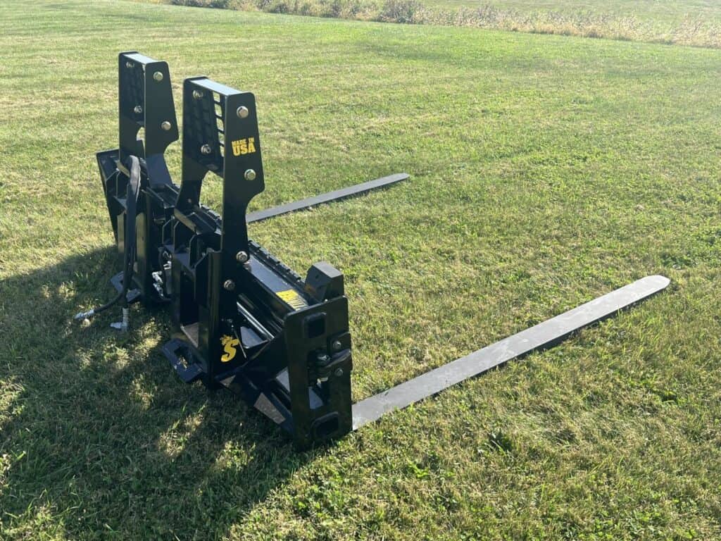 Rear left view of Stinger PF3H 72 inch hydraulic sliding pallet fork attachment