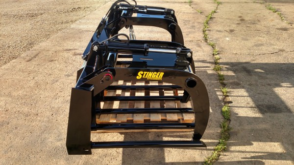 Side view of Stinger manure tine grapple showing hydraulic grapple arm