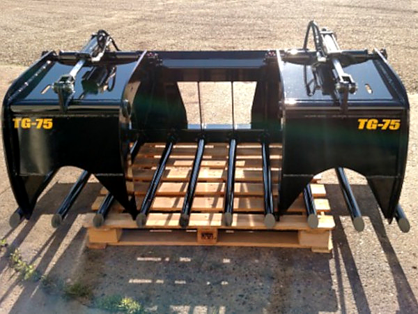Front view of Stinger TG-75 manure tine grapple with dual hydraulic grapples