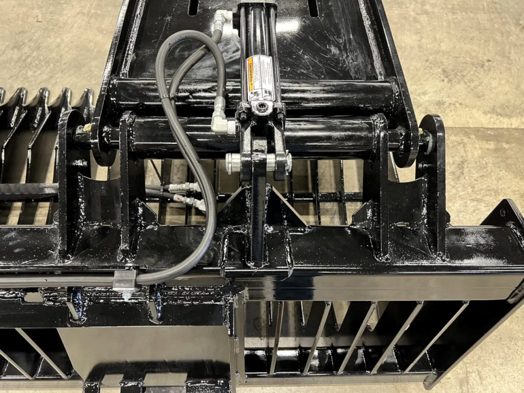 Rear of Stinger RG rock grapple showing skid steer mounting plate and hydraulics