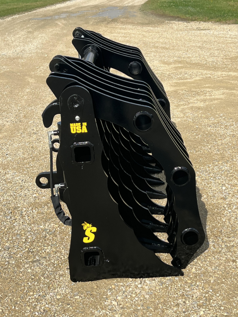 Side profile of the Stinger Severe Duty Wheel Loader Clam Grapple showing the curved grapple arms and multiple pivot points