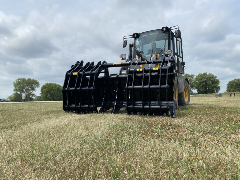 Front view of the Stinger Wheel Loader Clam Grapple mounted on a John Deere wheel loader