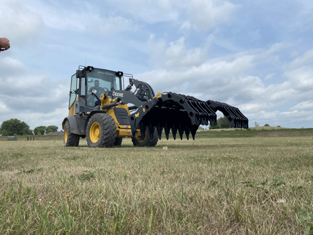 Stinger Wheel Loader Clam Grapple shown open on a John Deere wheel loader with both grapple sections extended