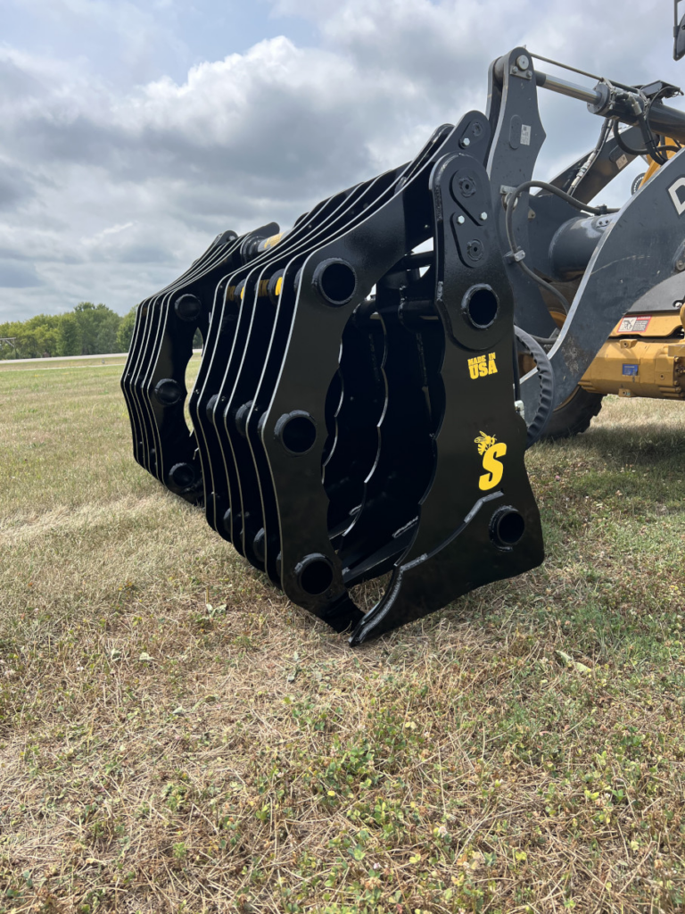 Side profile of the Stinger Wheel Loader Clam Grapple showing the layered grapple arms, pivot points, and reinforced side frame